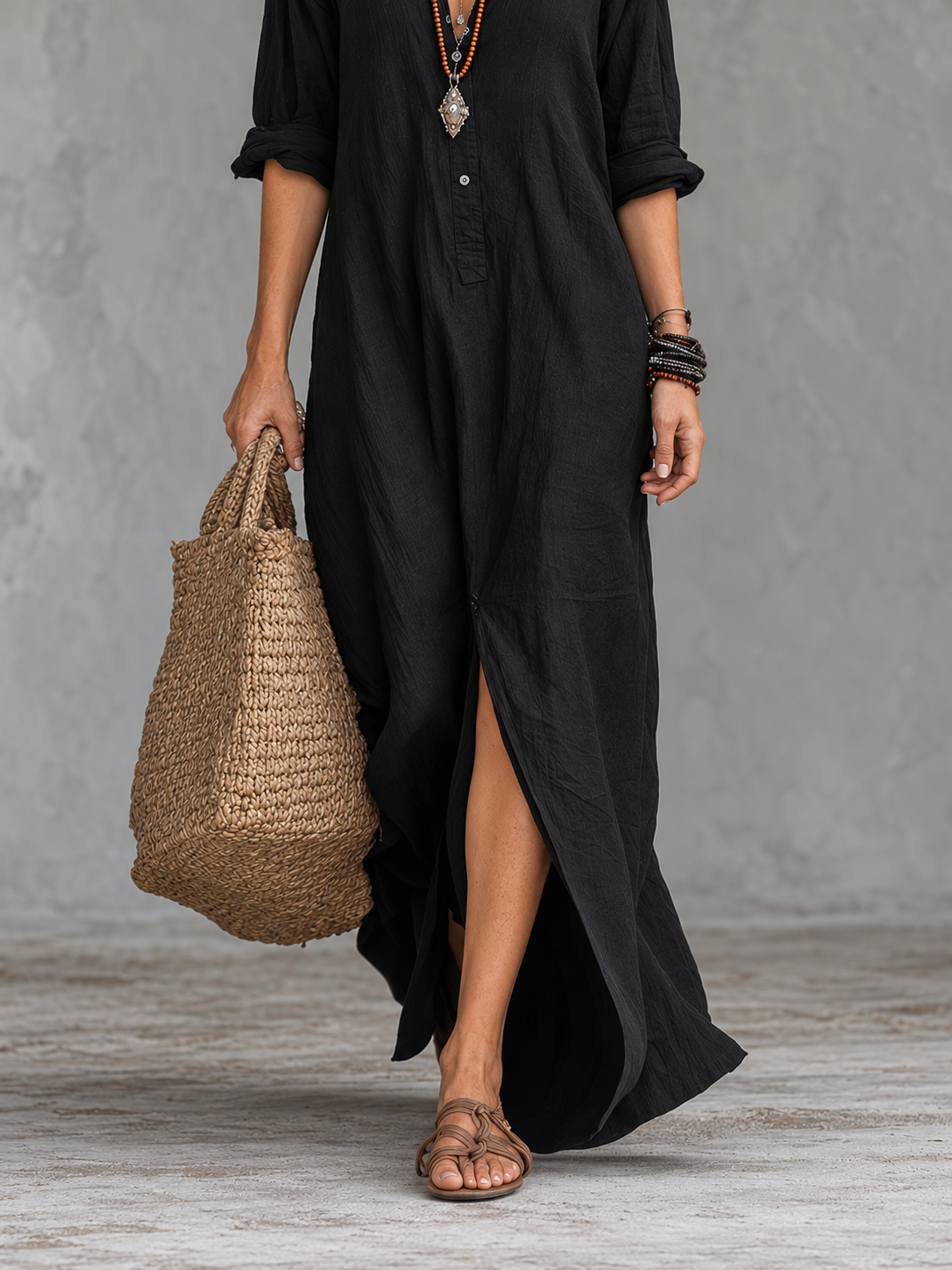 Vestido Soline negro con Lucía, detalle del tejido y bajo — Almara Boutique