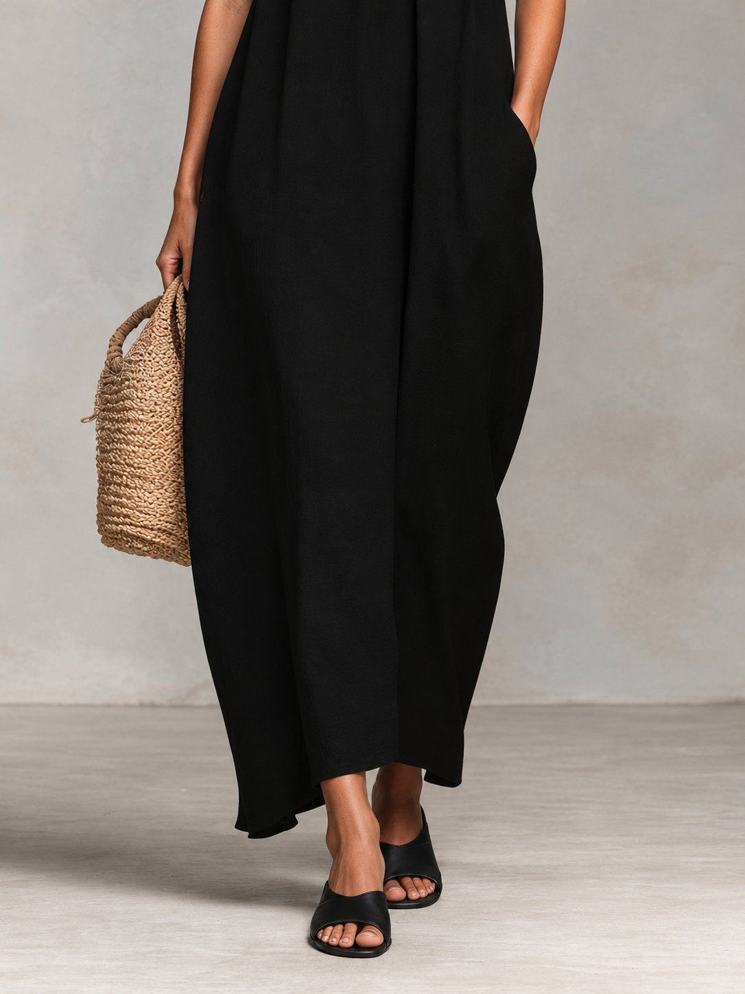 Vestido Alba negro con Mara — detalle del bajo — Almara Boutique
