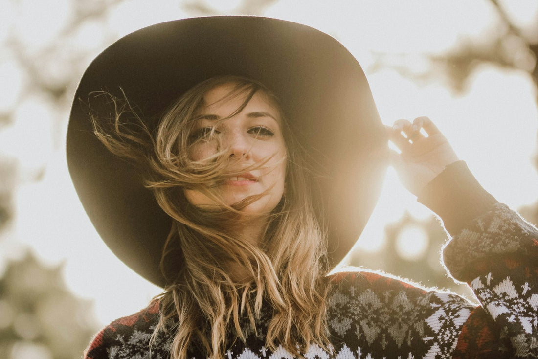 Mujer con estilo boho al aire libre
