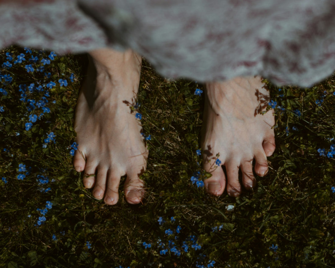 Pies descalzos sobre hierba, estilo boho
