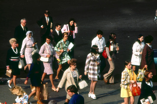 Grupo caminando por la calle con estilo urbano