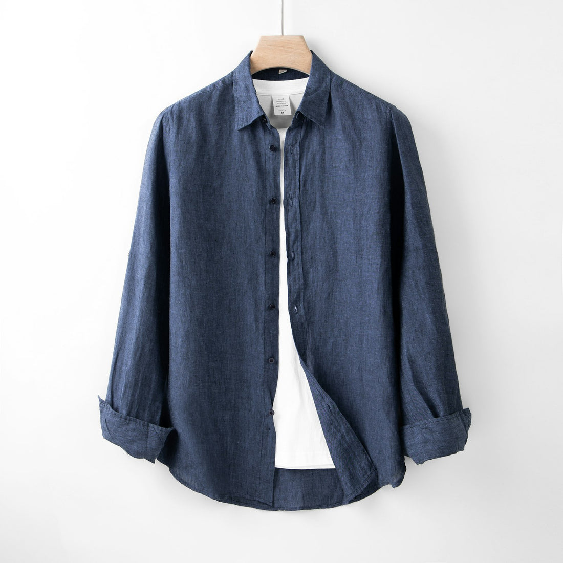 Camisa colgada en la pared