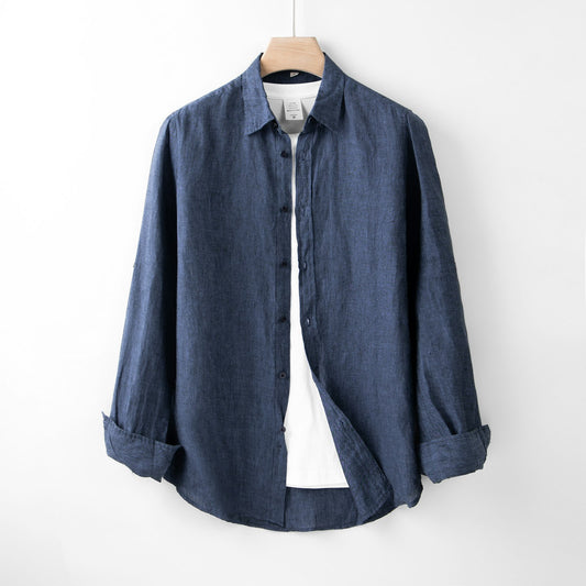 Camisa colgada en la pared
