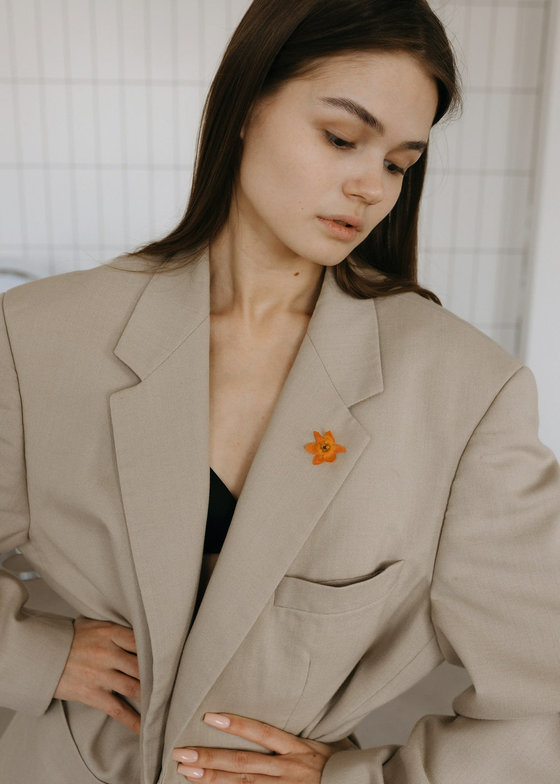 Mujer con blazer beige