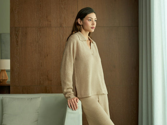 Mujer con ropa en tonos beige