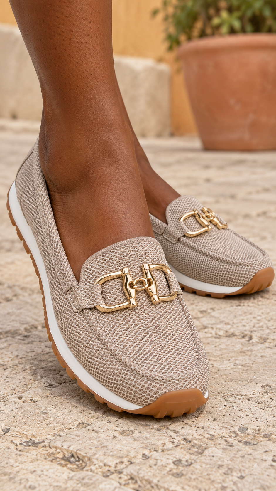 Mocasines Adriana beige de malla con herraje dorado — Almara Boutique