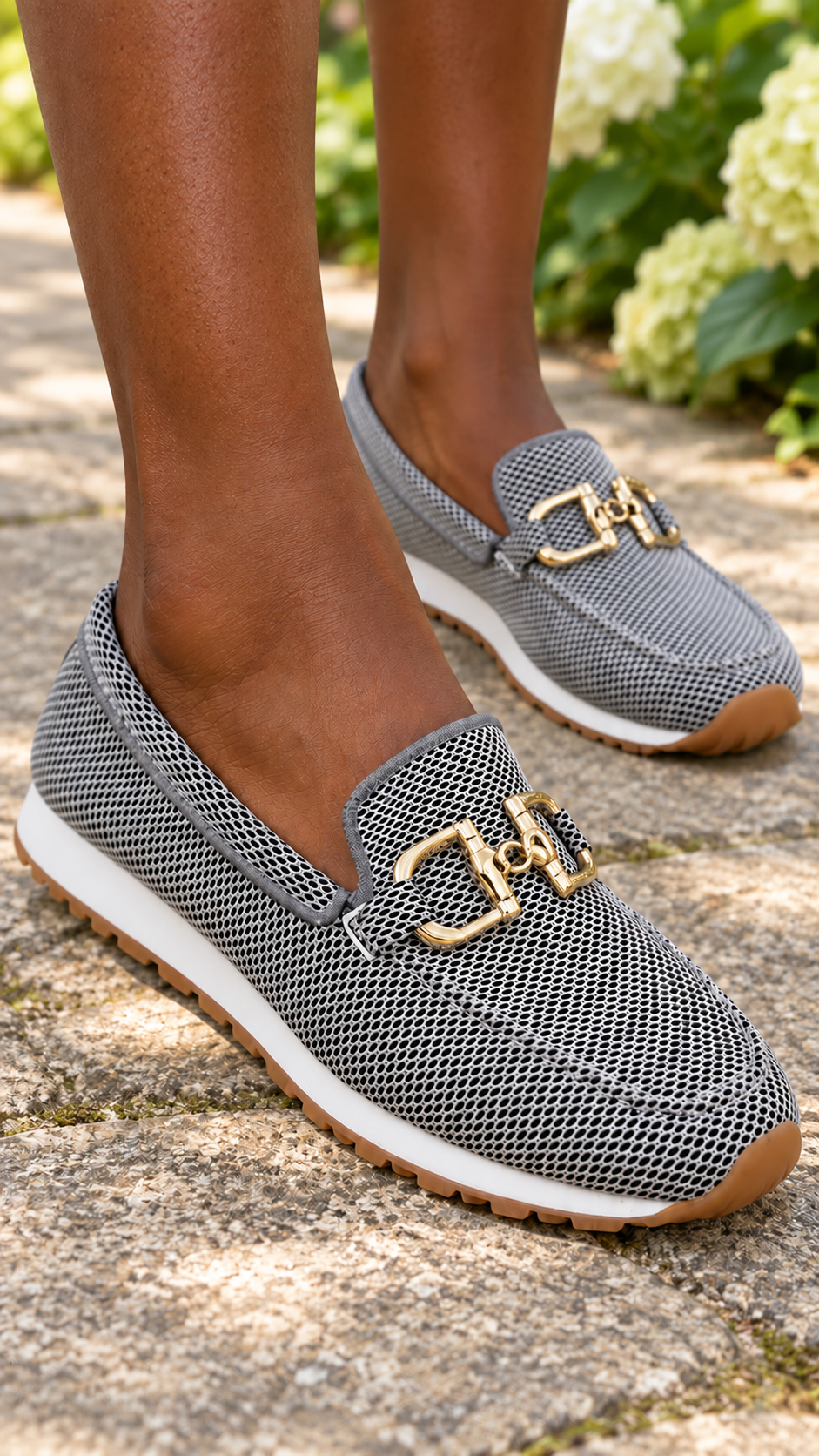 Mocasines Adriana gris de malla con herraje dorado — Almara Boutique
