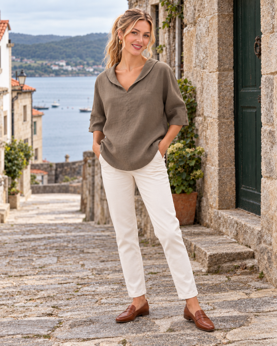Julia en Khaki con Vera, cuerpo entero en un paisaje de Galicia.