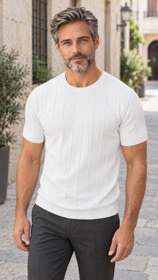 Camiseta Atlas Blanco con Héctor en exterior — Almara Boutique