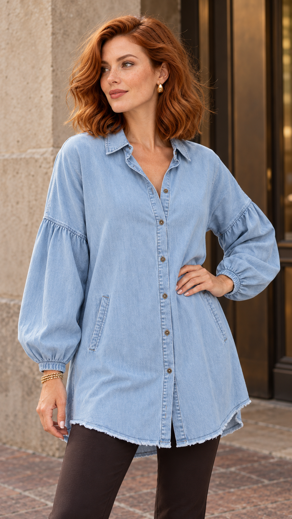 Irene con blusa Celia en vaquero claro, mangas abullonadas y bolsillos