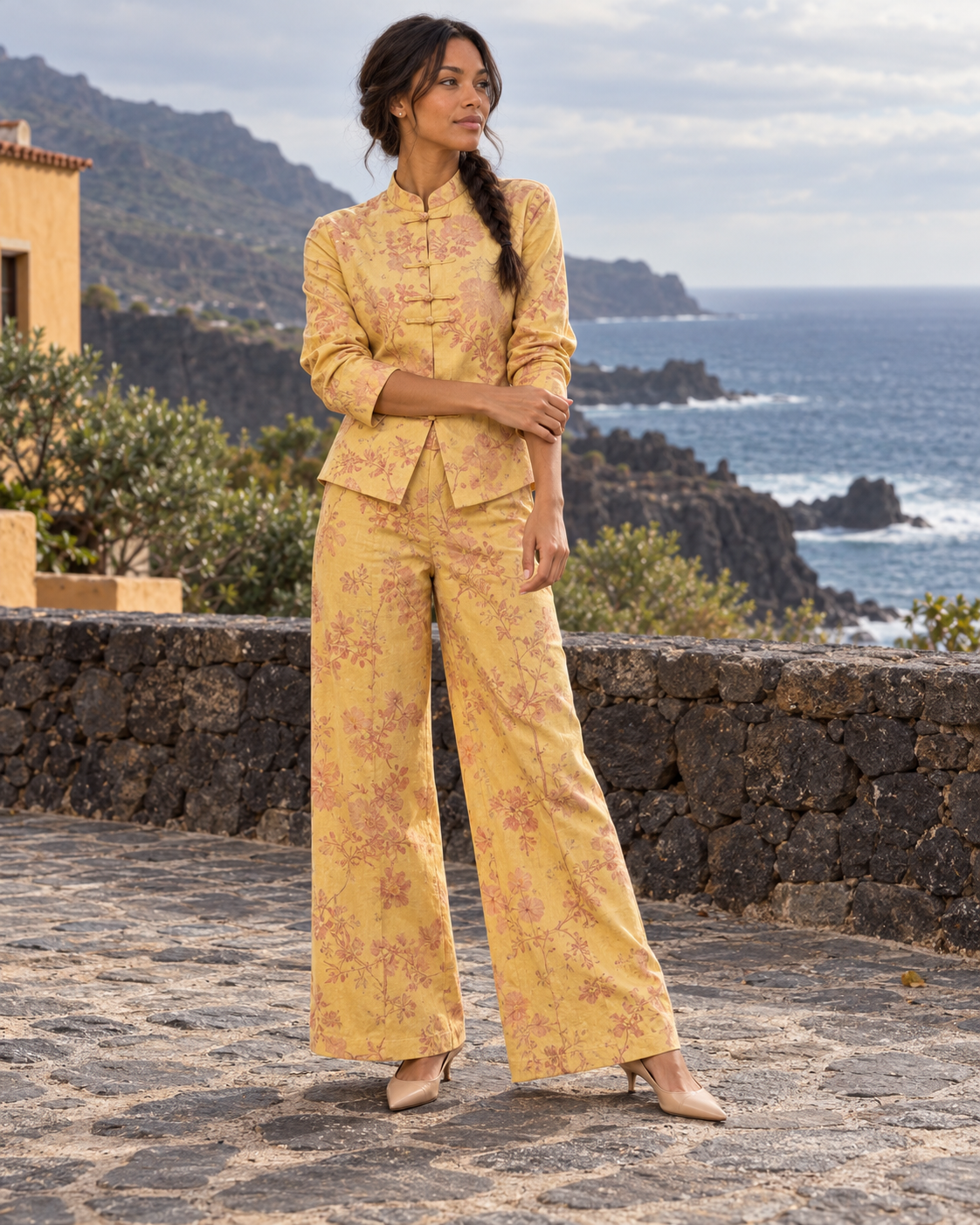Conjunto Dalia amarillo de camisa y pantalón floral, con Nerea en Tenerife