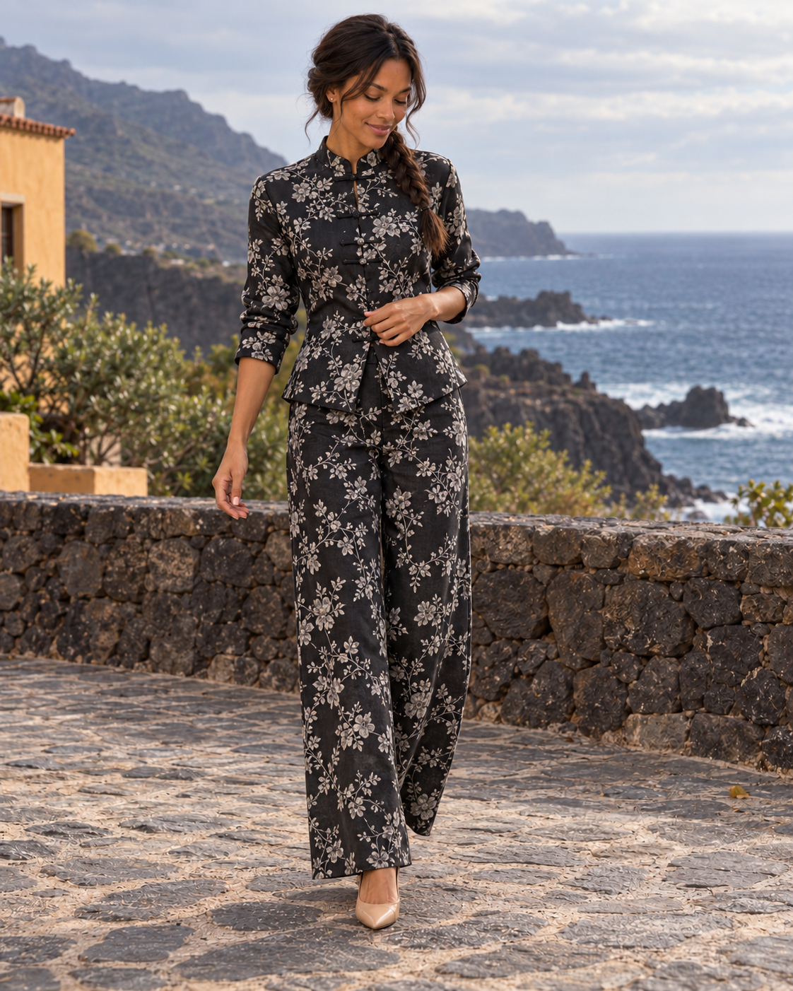 Conjunto Dalia negro de camisa y pantalón floral, con Nerea en Tenerife