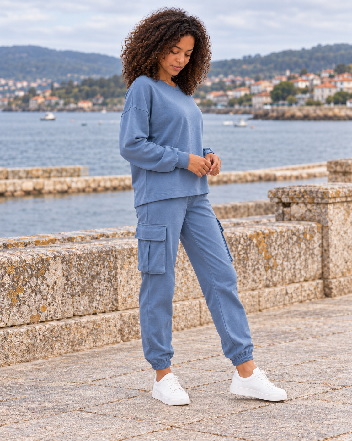 Lúa azul con Claudia de cuerpo entero en la ría de Arousa, pose y expresión natural