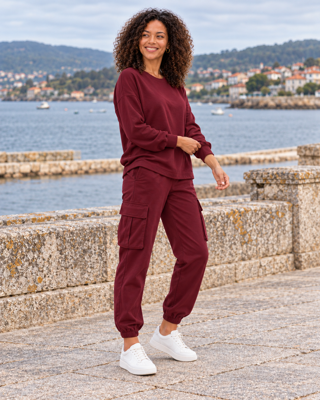 Lúa burdeos con Claudia de cuerpo entero en la ría de Arousa, pose y expresión natural