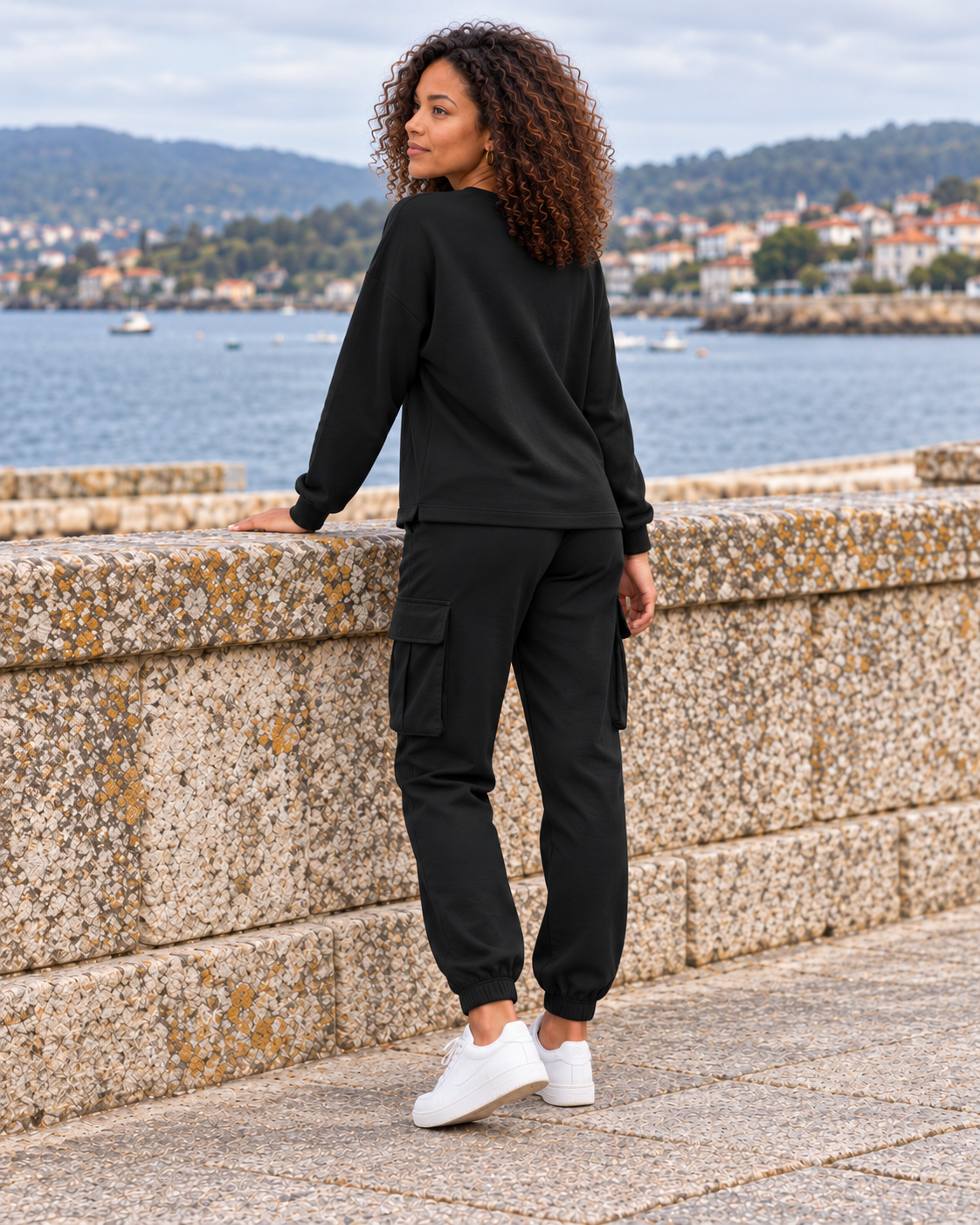 Lúa negro con Claudia de cuerpo entero en la ría de Arousa, pose y expresión natural