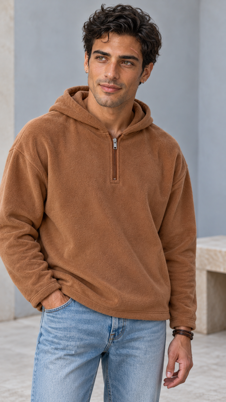 Darío con sudadera polar Thiago en Camel y vaquero claro