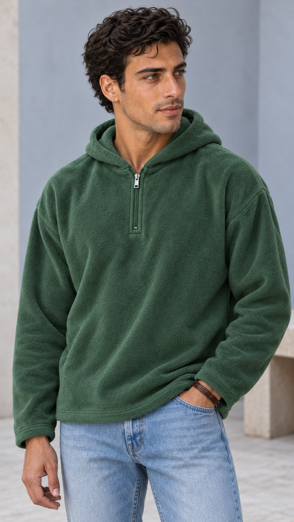 Darío con sudadera polar Thiago en Verde y vaquero claro