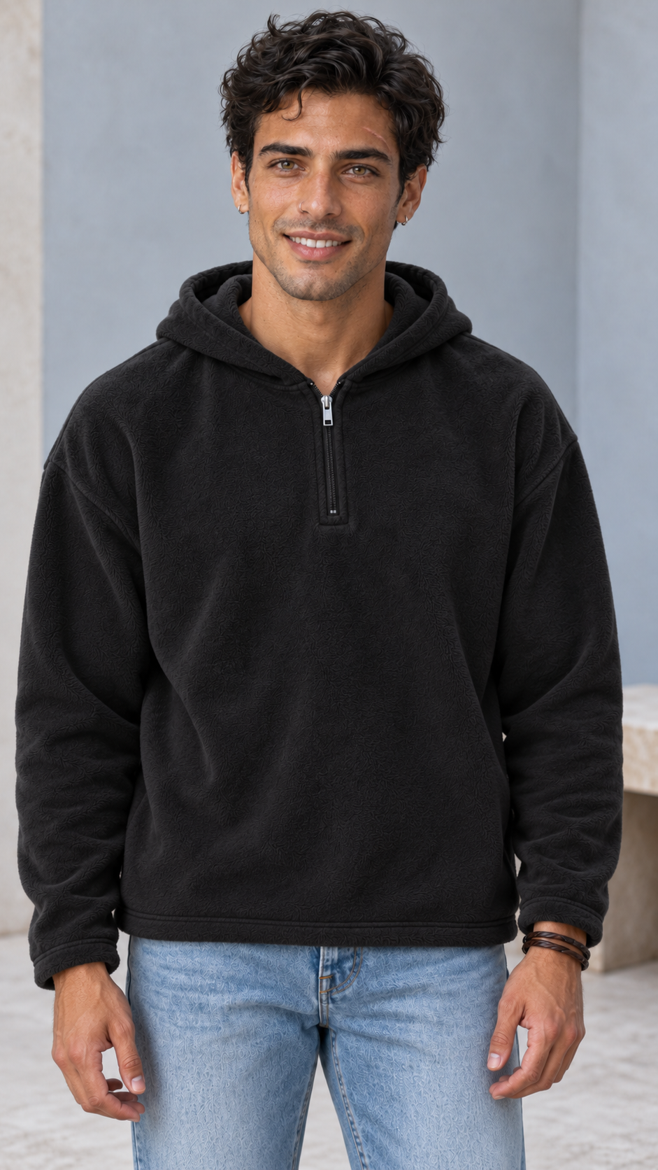 Darío con sudadera polar Thiago en Negro y vaquero claro
