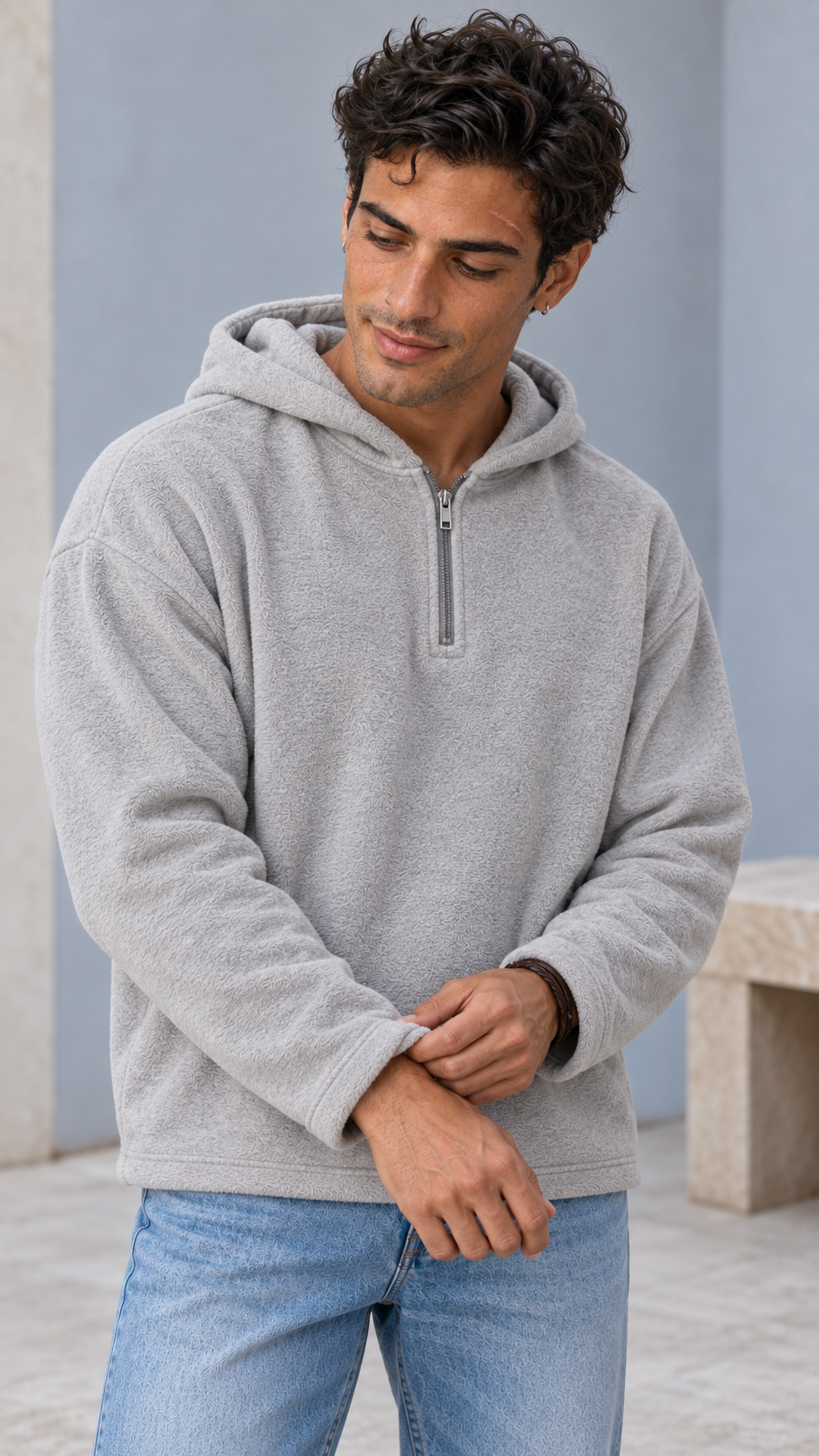 Darío con sudadera polar Thiago en Gris y vaquero claro